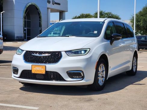 Used 2024 Chrysler Pacifica Touring-L FWD image 3