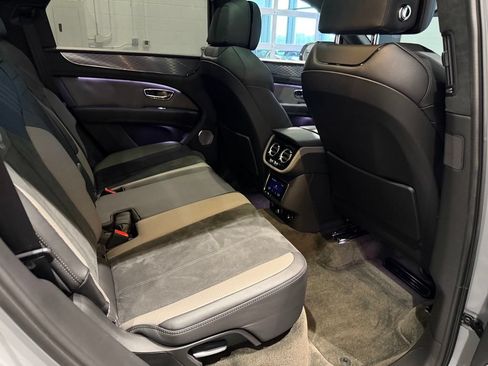 Used 2022 Bentley Bentayga AWD/4WD image 55