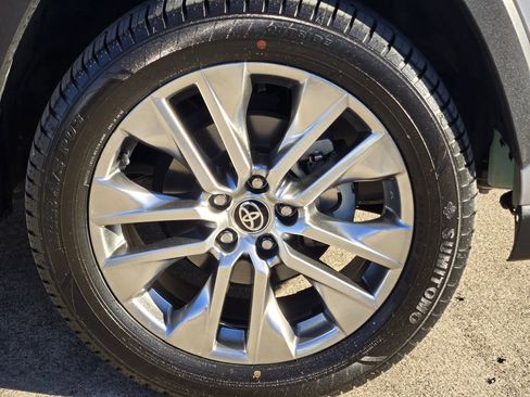 Used 2021 Toyota RAV4 XLE Premium image 14