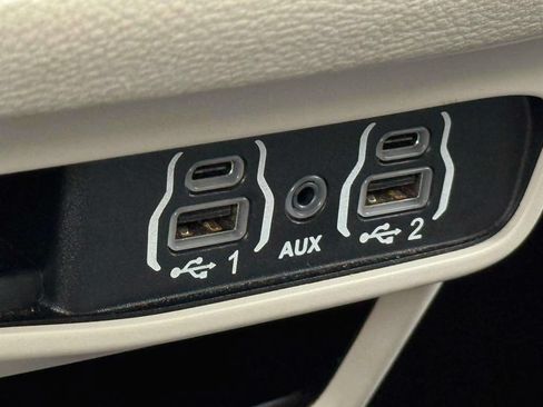 Used 2023 Chrysler Pacifica Touring-L FWD image 33