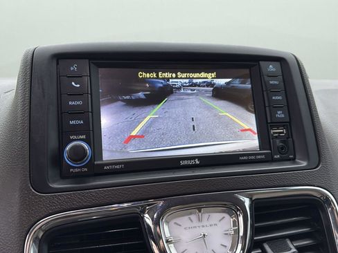 Used 2016 Chrysler Town & Country Touring image 19
