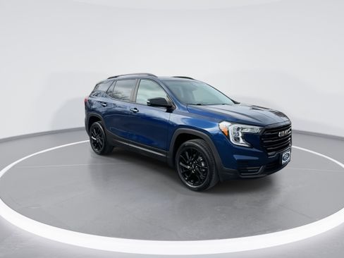 Used 2023 GMC Terrain SLE w/ Driver Convenience Package image 2