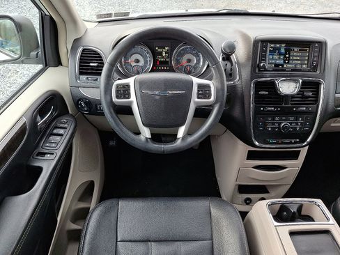 Used 2016 Chrysler Town & Country Touring-L image 15