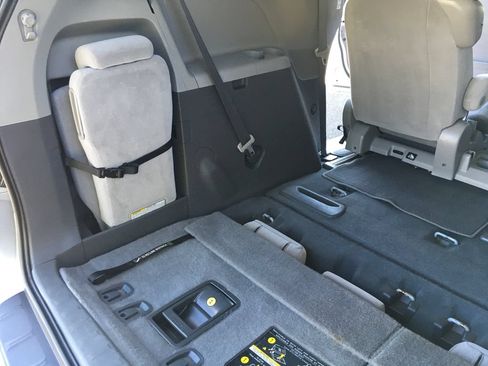 Used 2020 Toyota Sienna LE w/ Carpet Mat Package FWD image 35