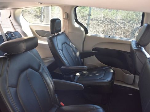 Used 2024 Chrysler Pacifica Touring-L FWD image 25