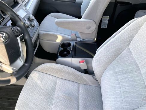Used 2017 Toyota Sienna LE w/ Outdoor Package FWD image 21