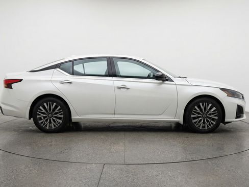 Used 2025 Nissan Altima 2.5 SV FWD image 11