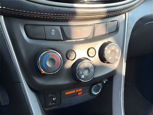 Used 2022 Chevrolet Trax LT w/ LT Convenience Package image 32