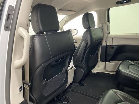 Used 2024 Chrysler Pacifica Touring-L image 15