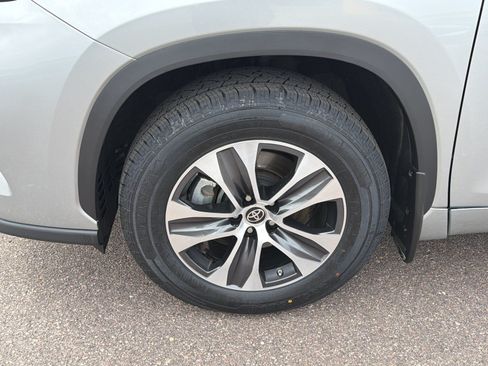 Used 2022 Toyota Highlander XLE AWD/4WD image 15