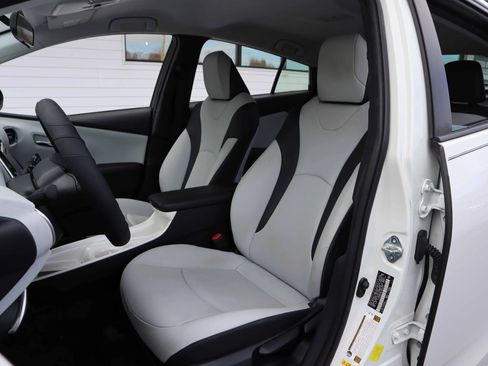 Used 2016 Toyota Prius Three Touring image 2