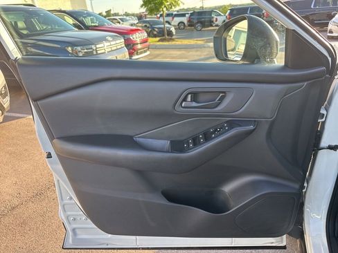 Used 2024 Nissan Rogue S AWD/4WD image 9