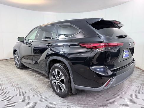 Used 2022 Toyota Highlander XLE AWD/4WD image 4