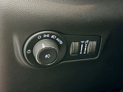 Used 2025 Jeep Compass Limited image 16