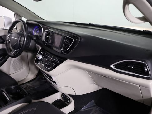 Used 2020 Chrysler Pacifica Touring-L FWD image 24