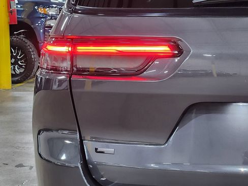 Used 2022 Jeep Grand Cherokee L Limited w/ Luxury Tech Group II image 20