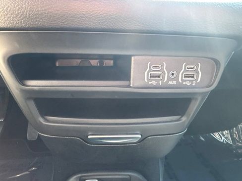 Used 2025 Chrysler Pacifica Select FWD image 18