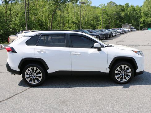 Used 2019 Toyota RAV4 XLE Premium FWD image 9