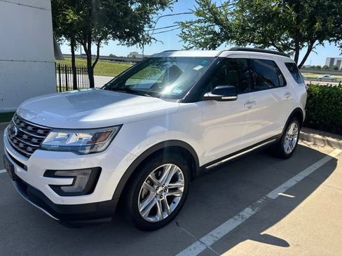 Used 2017 Ford Explorer XLT w/ Equipment Group 202A FWD image 2
