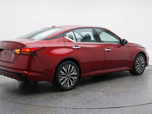 Used 2025 Nissan Altima 2.5 SV image 9