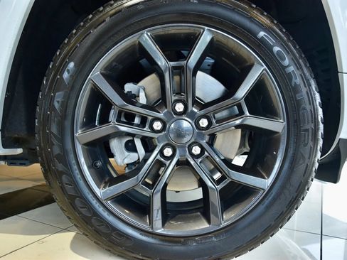 Used 2023 Jeep Grand Cherokee 30th Anniversary AWD/4WD image 9