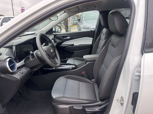 Used 2025 Chevrolet Trax LT FWD image 25