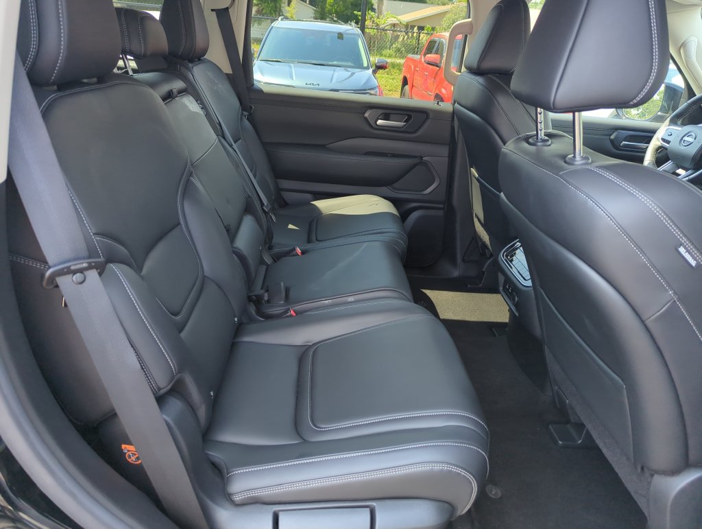 Used 2025 Nissan Armada SV AWD/4WD image 32