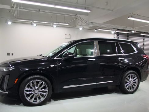 Used 2022 Cadillac XT6 Premium Luxury w/ Technology Package AWD/4WD image 3