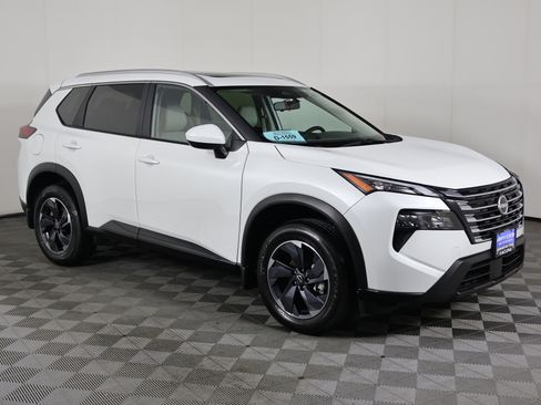 Used 2025 Nissan Rogue SV w/ SV Premium Package image 4