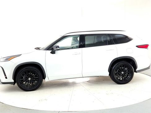 Used 2023 Toyota Highlander XSE AWD/4WD image 3