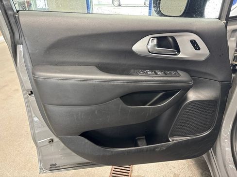 Used 2025 Chrysler Pacifica Limited FWD image 9