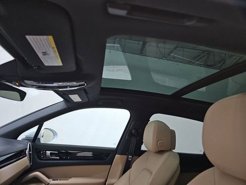 Used 2023 Porsche Cayenne w/ Assistance Package image 8