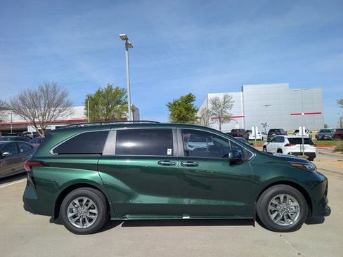 New 2026 Toyota Sienna XLE image 3