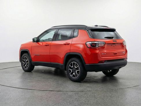 Used 2025 Jeep Compass Trailhawk image 5