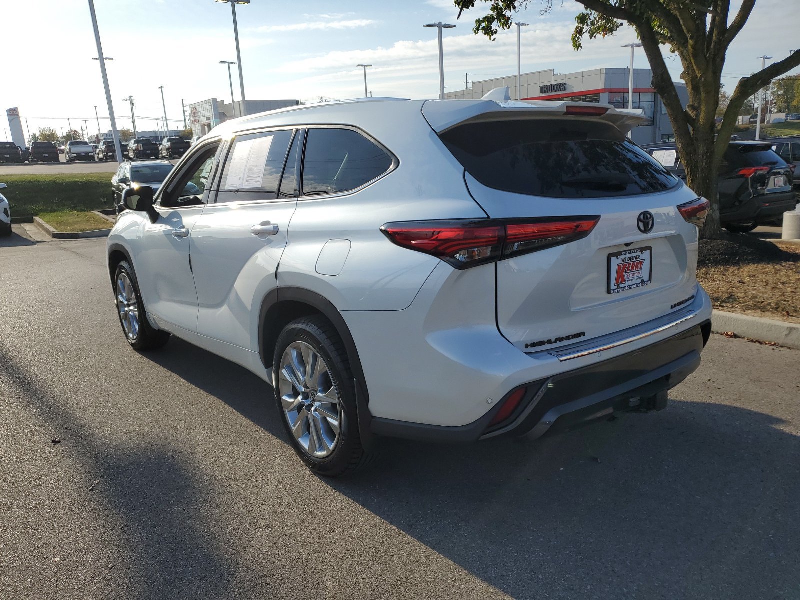 Used 2022 Toyota Highlander Limited AWD/4WD image 3
