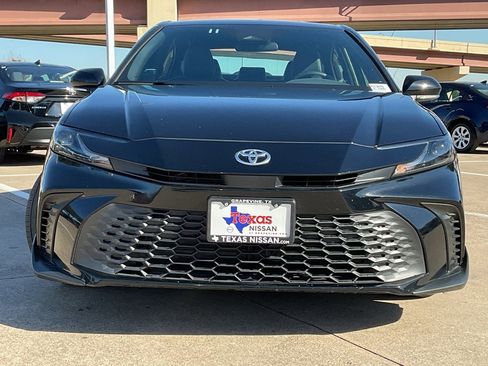 Used 2025 Toyota Camry SE image 3