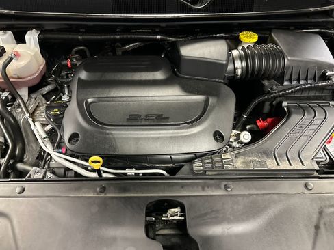 Used 2025 Chrysler Pacifica Select image 27