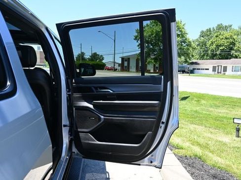 Used 2024 Jeep Wagoneer Series II AWD/4WD image 20