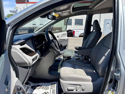 Used 2020 Toyota Sienna XLE FWD image 2