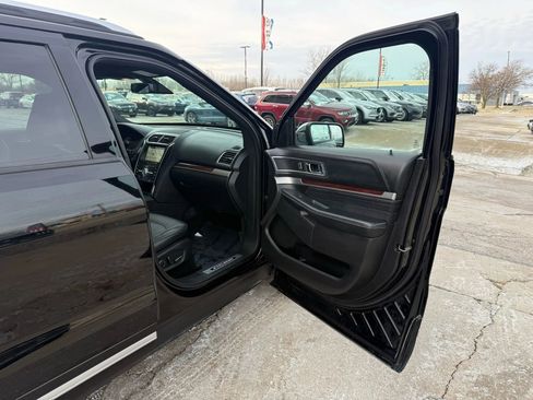 Used 2018 Ford Explorer Platinum image 24