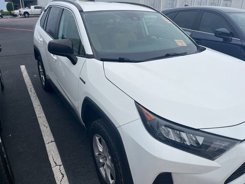 Used 2021 Toyota RAV4 LE AWD/4WD image 3
