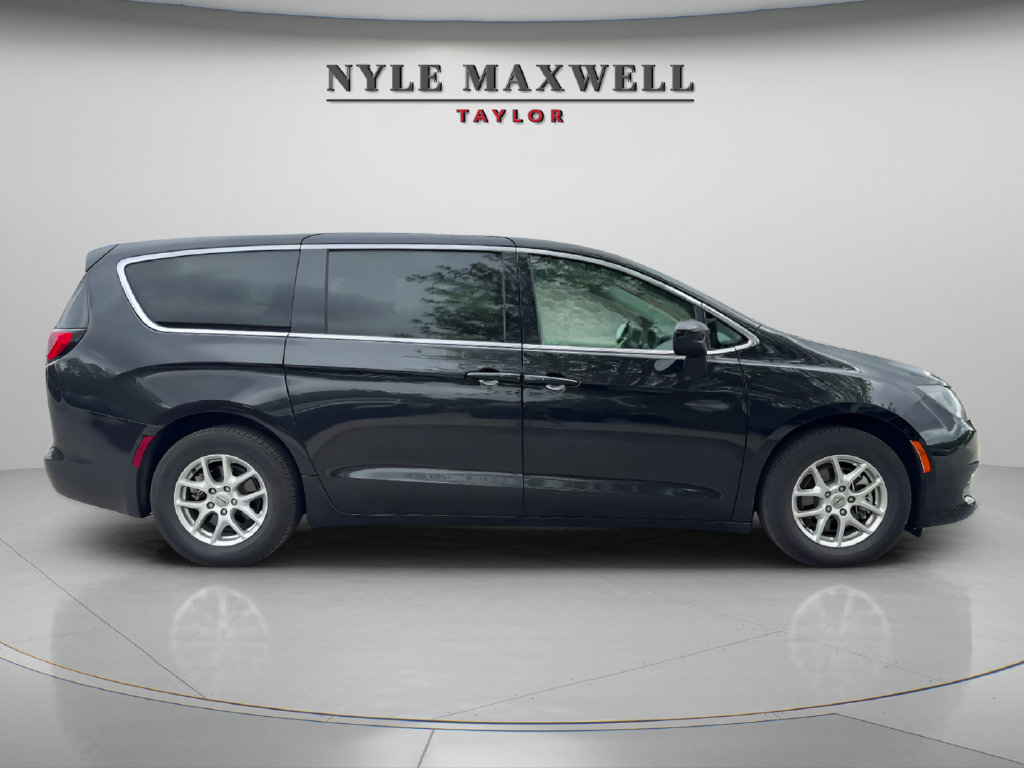 Used 2022 Chrysler Voyager LX FWD image 4