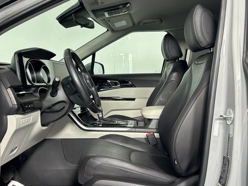 Used 2024 Kia Carnival EX FWD image 31