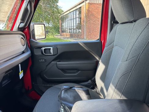 New 2025 Jeep Gladiator Willys image 32