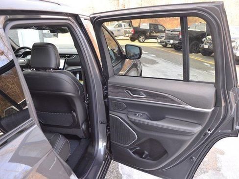 New 2025 Jeep Grand Cherokee Limited w/ Black Appearance Package image 32