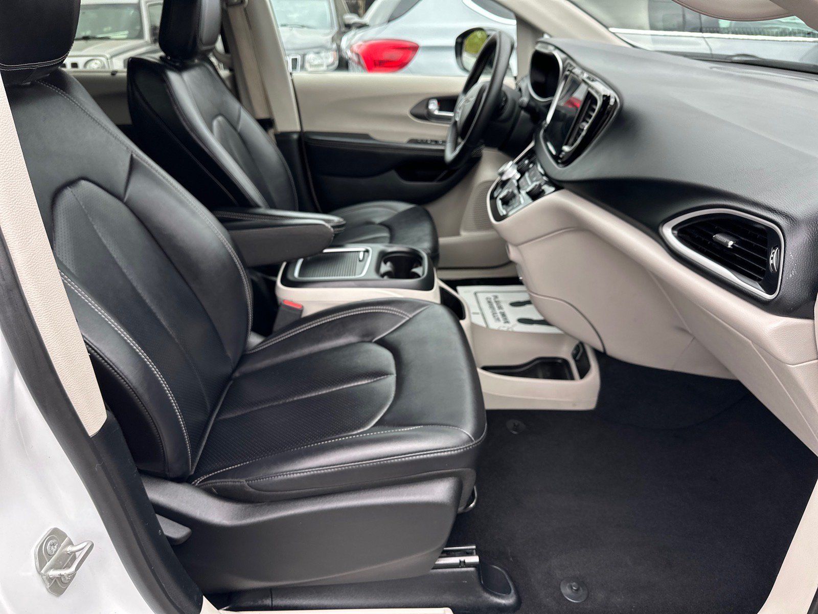 Used 2024 Chrysler Pacifica Touring-L FWD image 15