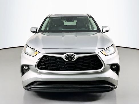 Used 2025 Toyota Highlander XLE FWD image 3