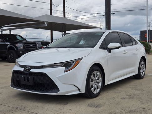 Used 2022 Toyota Corolla LE FWD image 3