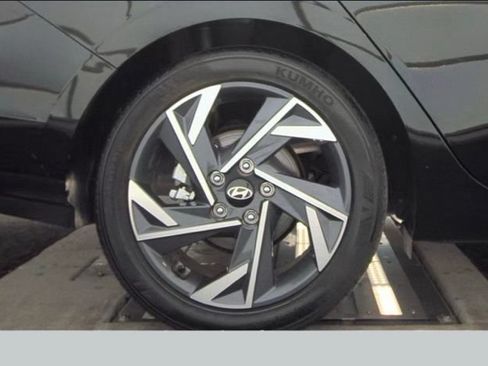 Used 2025 Hyundai Elantra Limited FWD image 10