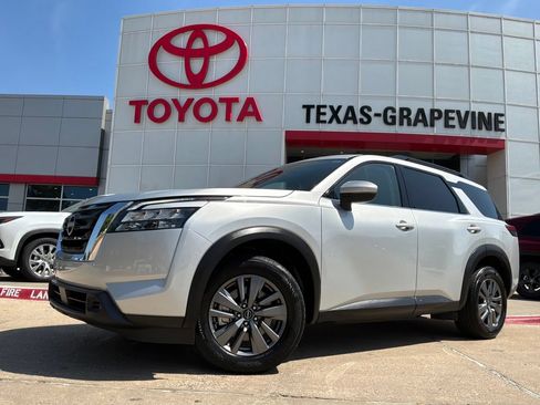 Used 2025 Nissan Pathfinder SV FWD image 2